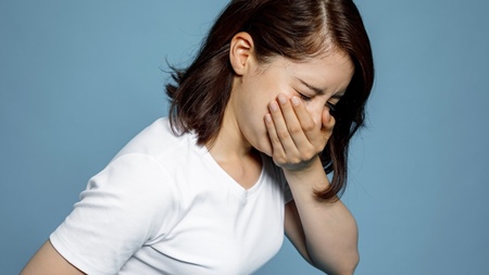 のどに魚の骨が詰まった感じで逆流性食道炎・胸焼け・吐き気