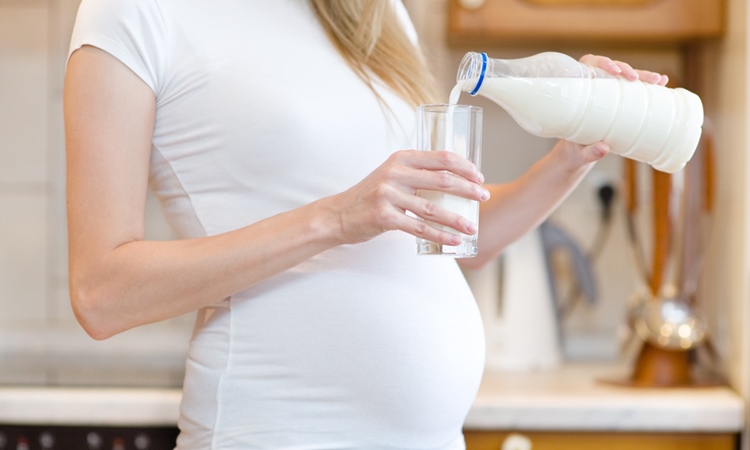 妊婦が牛乳を飲むときに知っておきたいこと いいの？悪いの？メリット、デメリット 注意など
