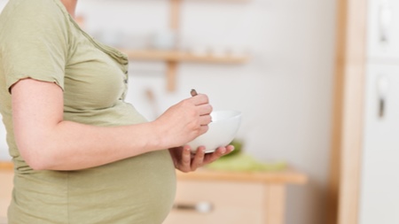 妊娠中の食べすぎがもたらす悪影響とは？