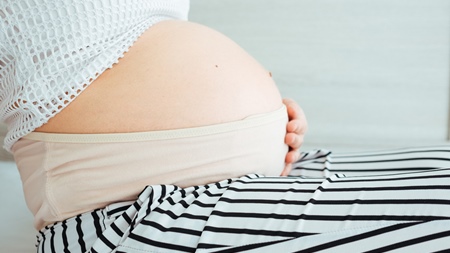 妊娠後期の胎動が激しいときの対処方法